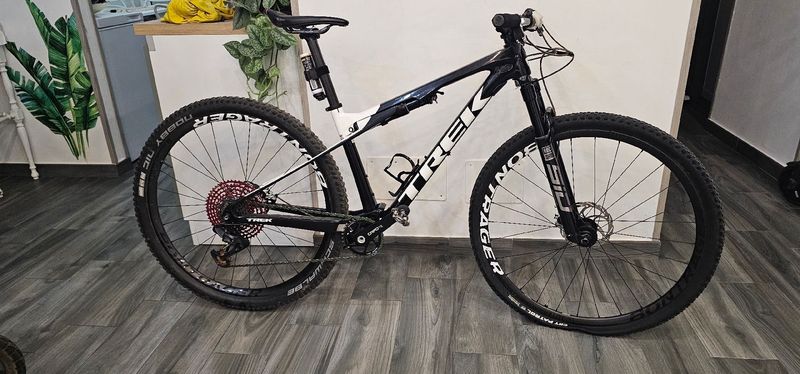 Trek Supercaliber 9.7 2021 2021 Mountainbike de segunda mano, Negro — imagen 1 de 5