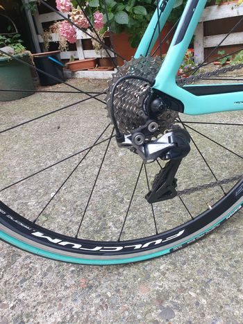 Used Bianchi Oltre XR.4 Dura Ace 2017 2017 Road & Gravel, Green — image 4 of 5