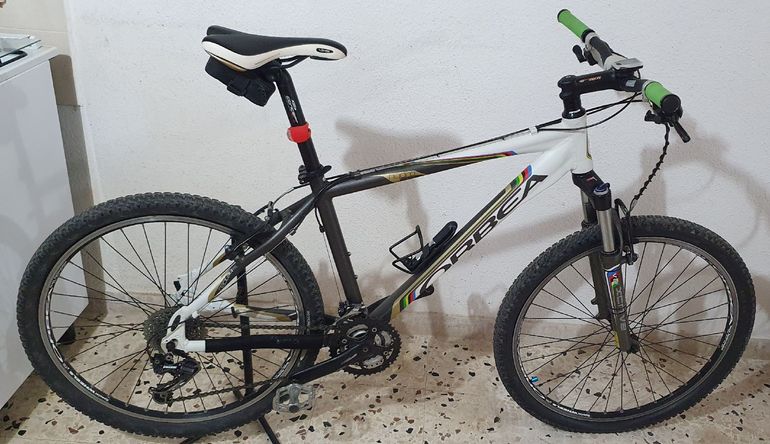 Gebrauchtes Orbea Custom Shimano Deore 2016 Mountainbike, Weiß — Bild 1 von 3