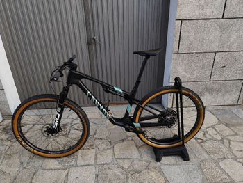 Canyon Lux World Cup CFR LTD 2024 2024 Mountainbike de segunda mano, Negro — imagen 2 de 6