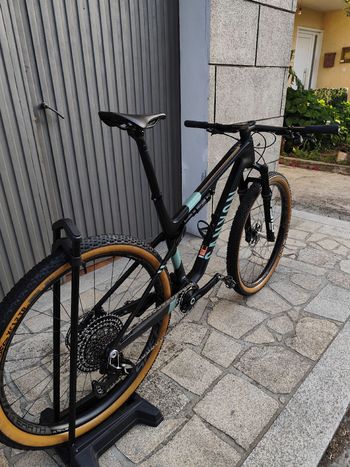 Canyon Lux World Cup CFR LTD 2024 2024 Mountainbike de segunda mano, Negro — imagen 3 de 6