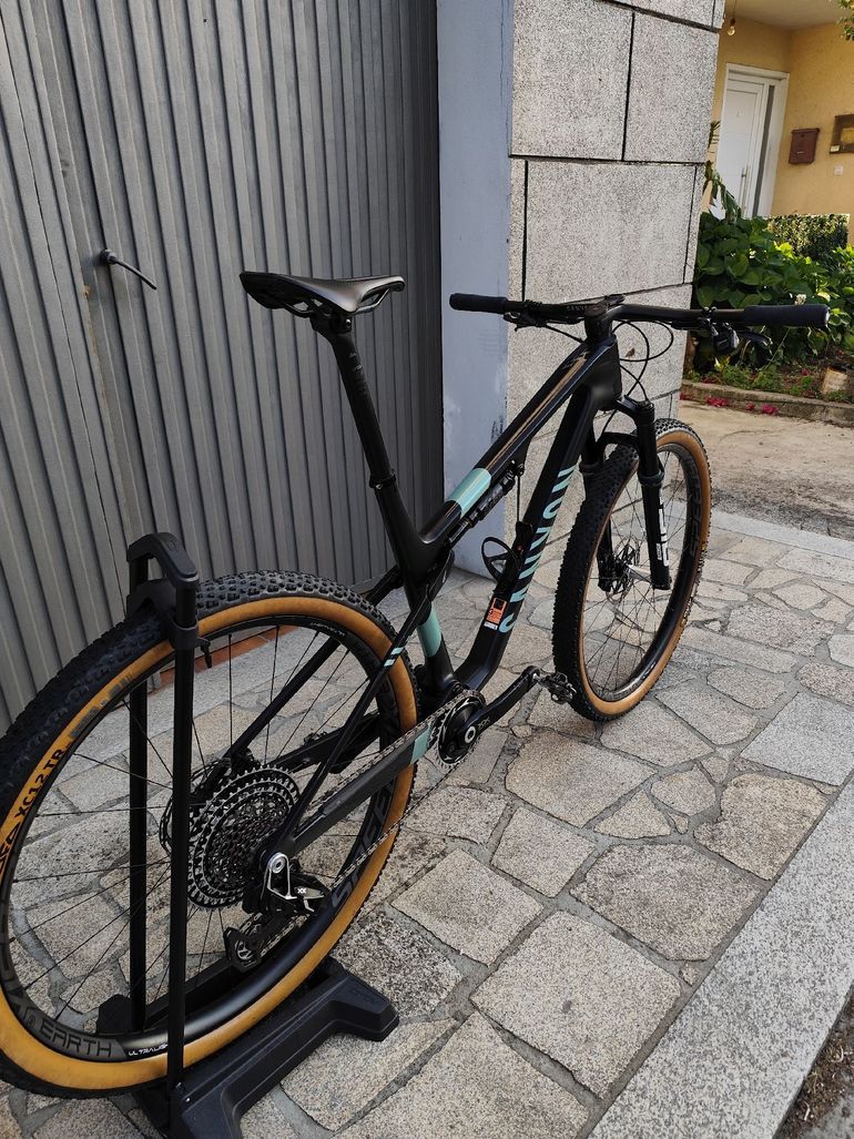 Canyon Lux World Cup CFR LTD 2024 2024 Mountainbike de segunda mano, Negro — imagen 3 de 6