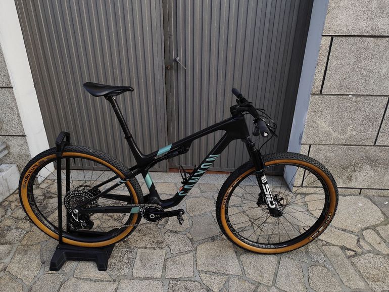 Canyon Lux World Cup CFR LTD 2024 2024 Mountainbike de segunda mano, Negro — imagen 1 de 6