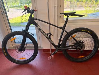 Trek Roscoe 7 2021 2021 Mountainbike de segunda mano, Negro — imagen 2 de 23