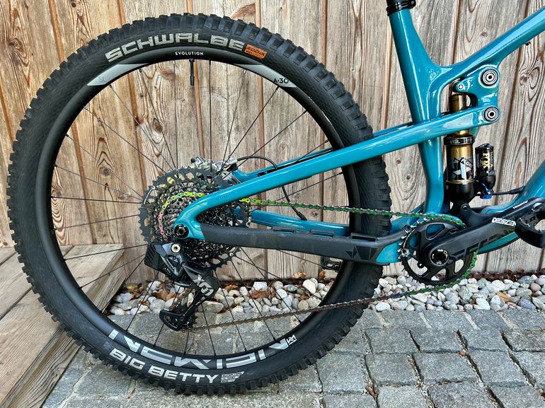 Propain Hugene CF 29" Highend 2023 2023 Mountainbike de segunda mano, Azul — imagen 9 de 13