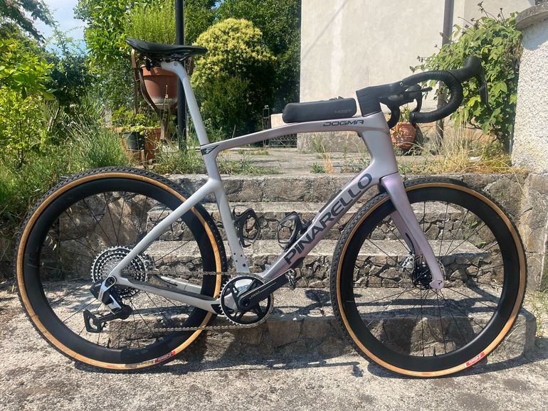 Pinarello DOGMA GR SRAM RED XPLR AXS 1x13 2026 2026 Road & Gravel de segunda mano, Gris claro — imagen 1 de 8