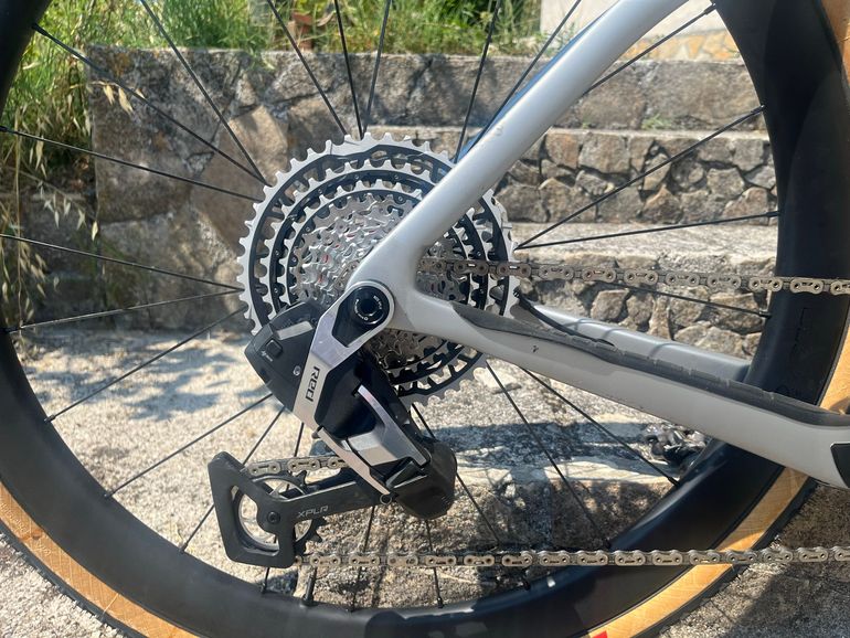 Pinarello DOGMA GR SRAM RED XPLR AXS 1x13 2026 2026 Road & Gravel de segunda mano, Gris claro — imagen 3 de 8