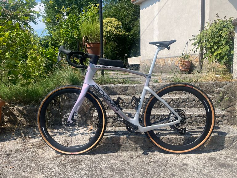 Pinarello DOGMA GR SRAM RED XPLR AXS 1x13 2026 2026 Road & Gravel de segunda mano, Gris claro — imagen 2 de 8