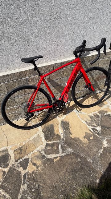 Gebrauchtes Trek Domane+ AL 5 2025 2025 Road & Gravel, Rot — Bild 1 von 5