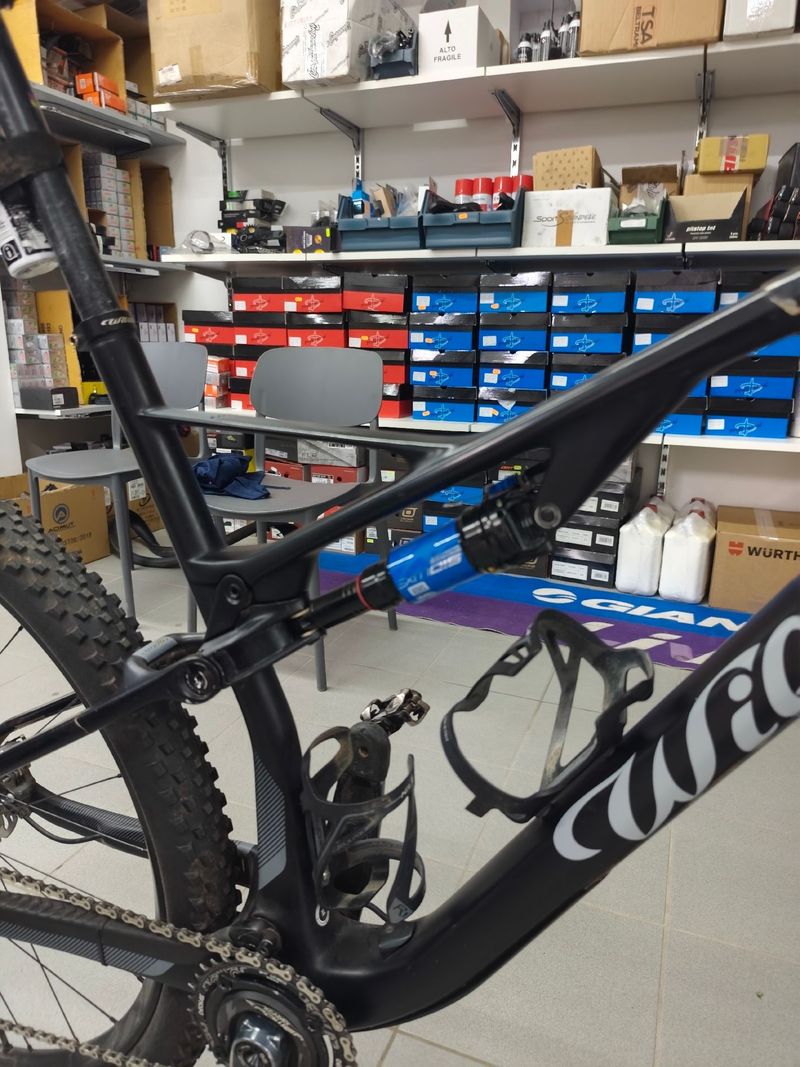 Used Wilier URTA SLR 2023 2023 Mountainbike, Black, 29 — image 2 of 13