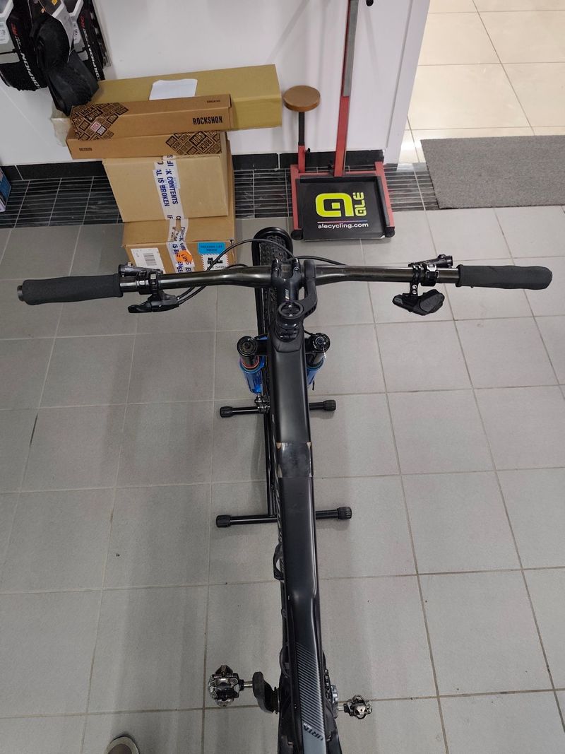 Used Wilier URTA SLR 2023 2023 Mountainbike, Black, 29 — image 5 of 13