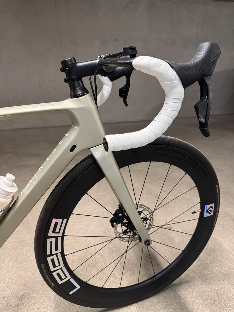 Gebrauchtes Van Rysel EDR CF | Leeze CC 58 Carbon Laufräder | SRAM Rival AXS 2024 Road & Gravel, Hellgrau — Bild 2 von 7