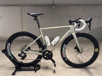 Gebrauchtes Van Rysel EDR CF | Leeze CC 58 Carbon Laufräder | SRAM Rival AXS 2024 Road & Gravel