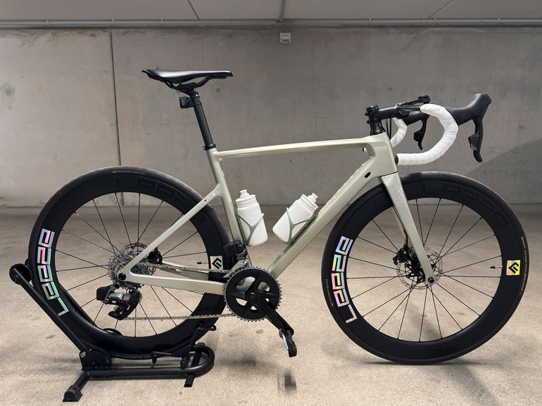 Gebrauchtes Van Rysel EDR CF | Leeze CC 58 Carbon Laufräder | SRAM Rival AXS 2024 Road & Gravel, Hellgrau — Bild 1 von 7