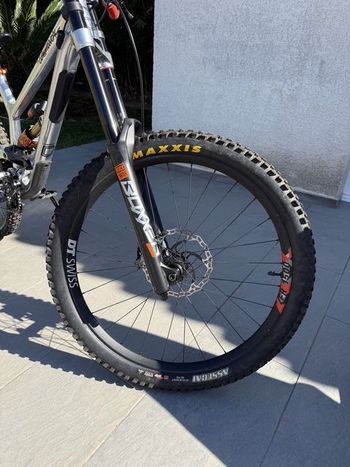 Commencal FRS PARK MOTO STYLE 2024 2024 Mountainbike d'occasion — image 3 sur 7