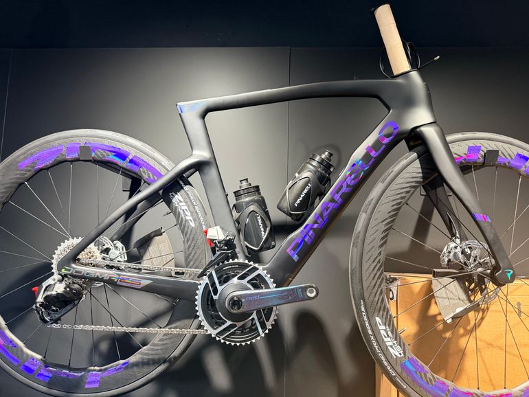 Pinarello DOGMA F EDIZIONE SPECIALE TISSOT 2026 2026 Road & Gravel de segunda mano, Negro — imagen 2 de 10