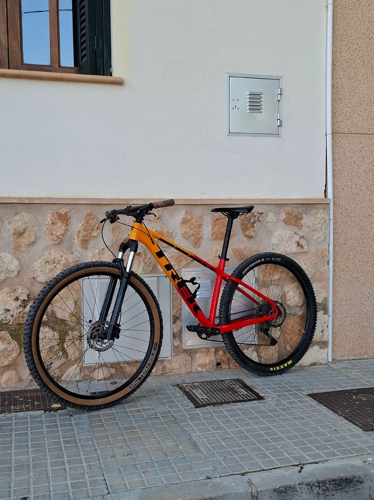 Used Trek Marlin 7 2022 2022 Mountainbike, Red, 27.5, 29 — image 1 of 11
