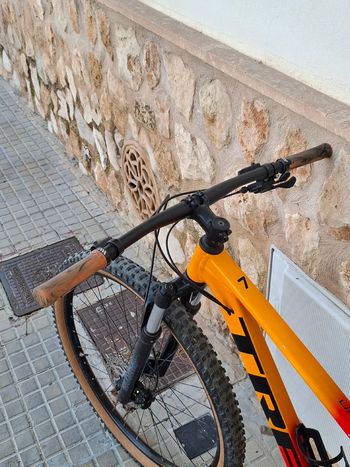 Used Trek Marlin 7 2022 2022 Mountainbike, Red, 27.5, 29 — image 3 of 11