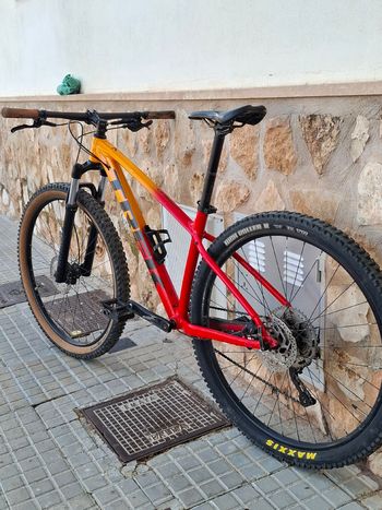 Used Trek Marlin 7 2022 2022 Mountainbike, Red, 27.5, 29 — image 2 of 11