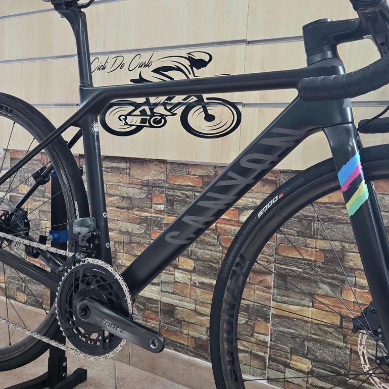 Used Canyon Ultimate CF SLX 8 Disc eTap 2022 2022 Road & Gravel, Black — image 2 of 9