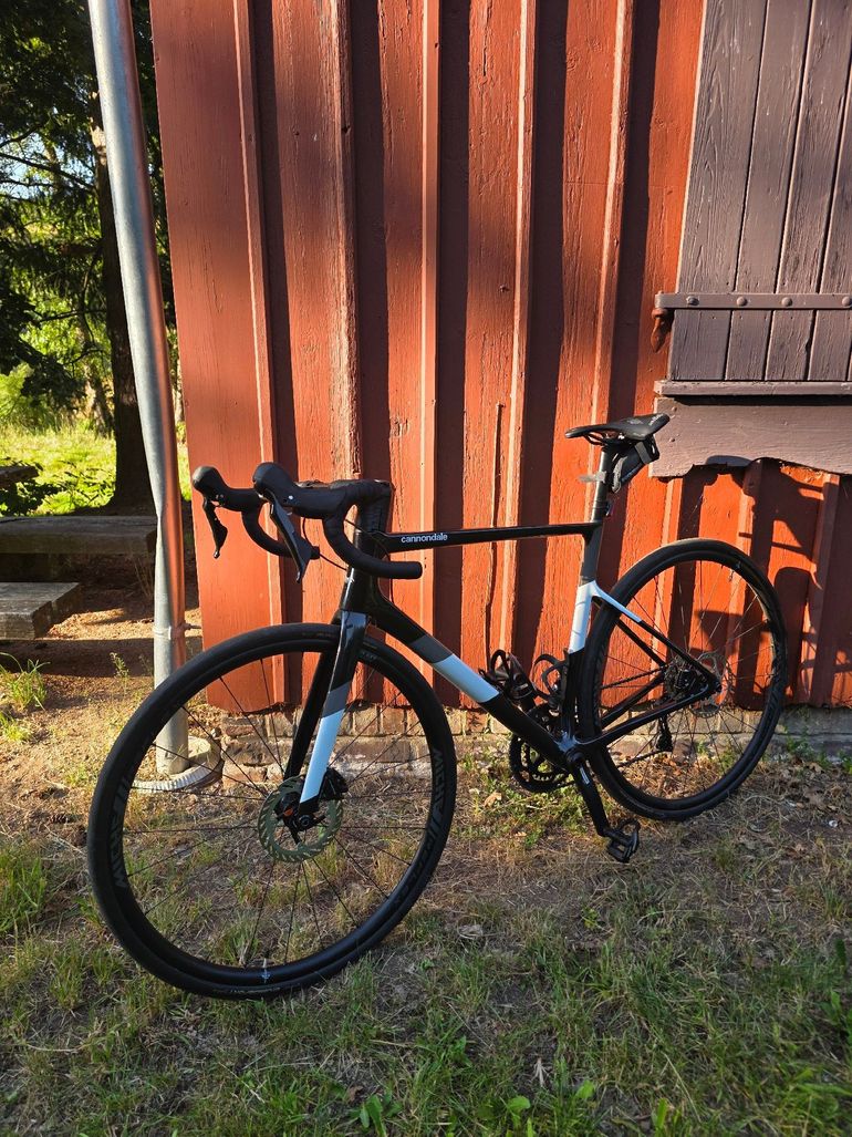 Gebrauchtes Cannondale SuperSix EVO Carbon Disc 105 2024 2024 Road & Gravel, Schwarz — Bild 1 von 16