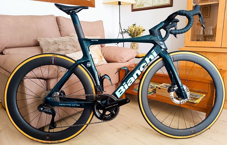 Brugt BIANCHI OLTRE RC REPARTO CORSE EDICIÓN LIMITADA 140 TH ANIVERSARIO CUADRO 001 EXCLUSIVO TOPE GAMA ❗ Custom Shimano Ultegra Di2 2026 Road & Gravel — billede 1 af 21