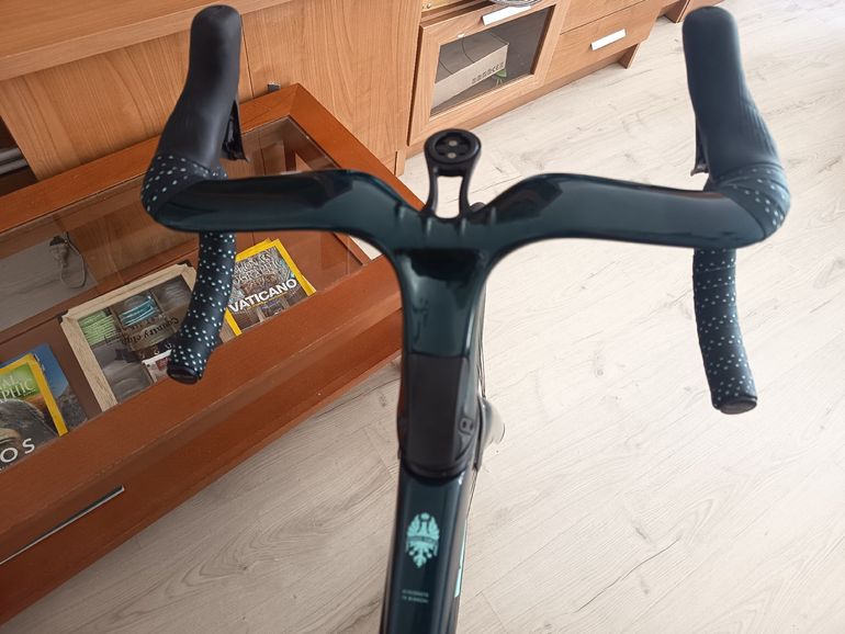 Brugt BIANCHI OLTRE RC REPARTO CORSE EDICIÓN LIMITADA 140 TH ANIVERSARIO CUADRO 001 EXCLUSIVO TOPE GAMA ❗ Custom Shimano Ultegra Di2 2026 Road & Gravel — billede 7 af 21