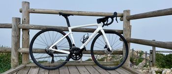 Gebrauchtes Specialized Tarmac SL7 Sport - Shimano 105 2025 2025 Road & Gravel, Weiß — Bild 2 von 3