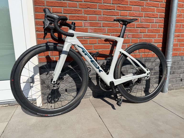 Gebrauchtes Apex Blackbuck Shimano 105 Di2 2023 Road & Gravel, Hellgrau — Bild 1 von 7