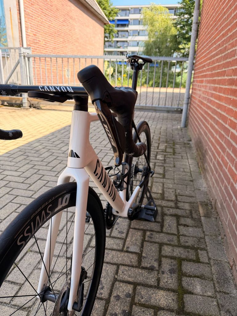 Canyon Ultimate CF SL 7 Di2 2024 2024 Road & Gravel d'occasion — image 6 sur 7
