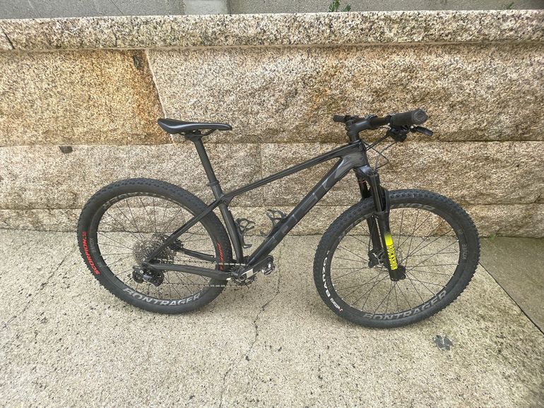 Trek Procaliber Shimano Deore 2022 Mountainbike de segunda mano, Negro — imagen 1 de 6