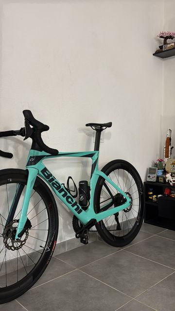 Tweedehands Bianchi Oltre Comp 105 Di2 2024 2024 Road & Gravel — afbeelding 4 van 6