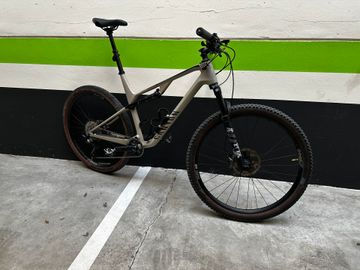Käytetty Canyon Lux Trail CF 6 2023 2023 MTB