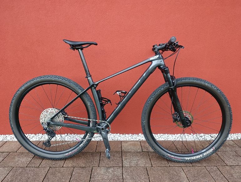 Used Trek Procaliber 9.5 2022 2022 Mountainbike, Black, 29 — image 1 of 7