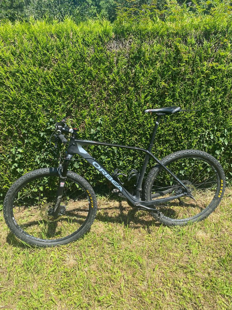 Used Orbea Alma Shimano Deore XT 2018 Mountainbike, Black — image 2 of 8