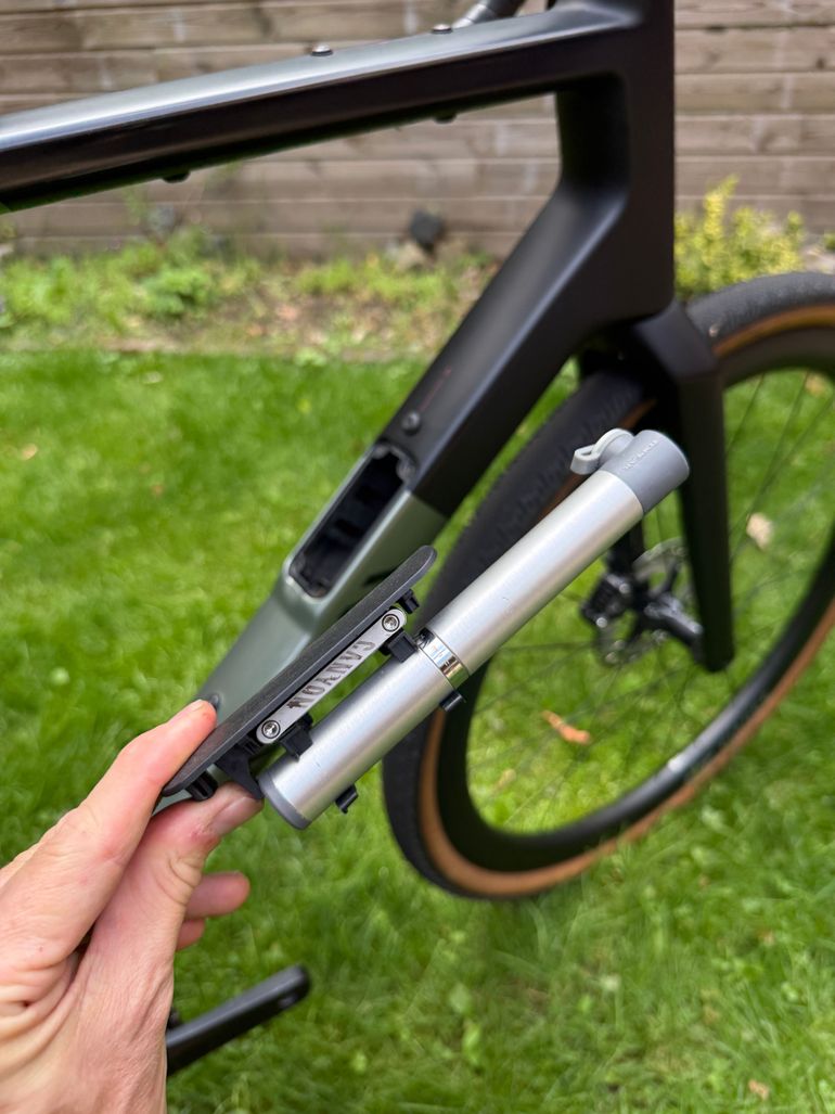 Used Canyon Grail CF SLX 8 Di2 2024 2024 Road & Gravel, Light Gray — image 10 of 26