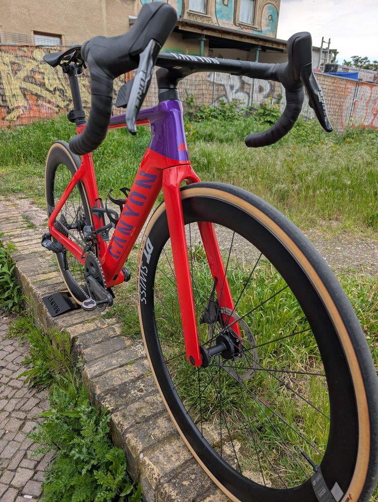 Used Canyon Aeroad CF SLX 8 Disc eTap 2023 2023 Road & Gravel, Red — image 4 of 25