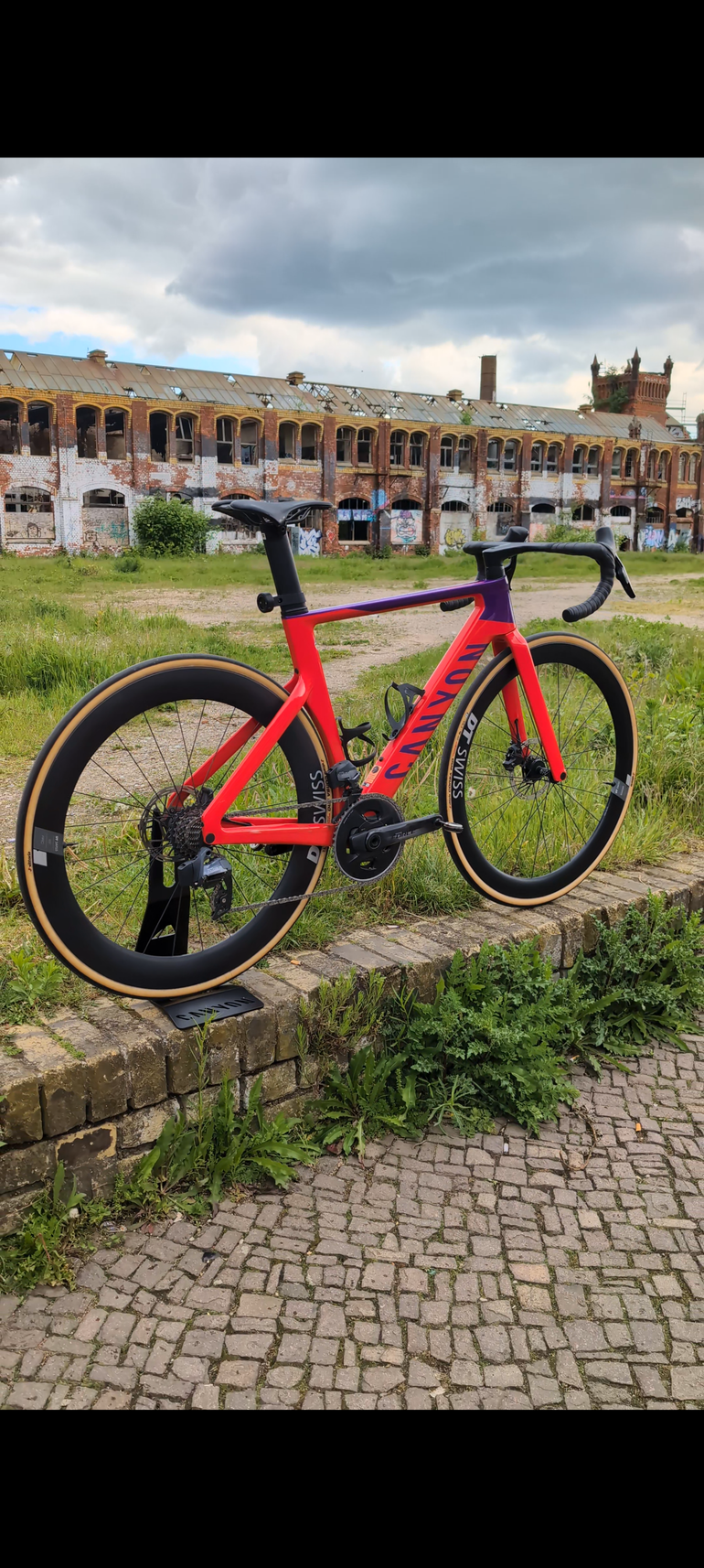 Used Canyon Aeroad CF SLX 8 Disc eTap 2023 2023 Road & Gravel, Red — image 2 of 25