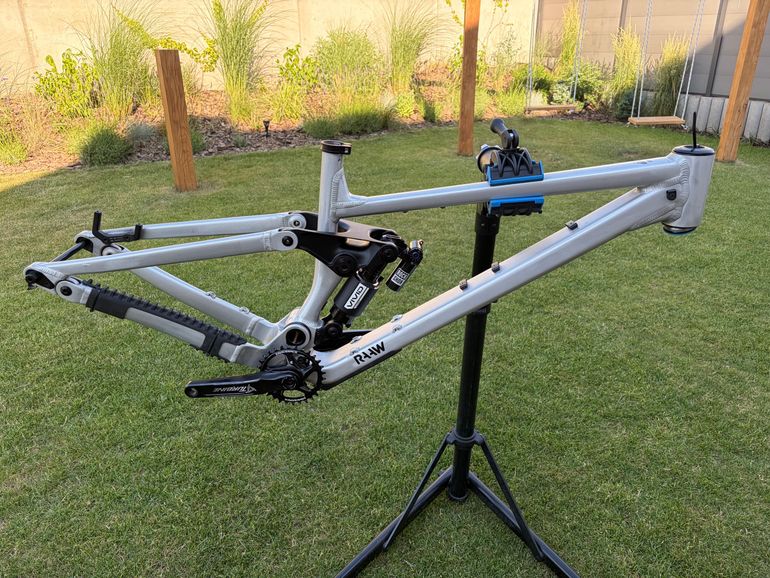 Używany RAAW V2 LT Frame Frameset 2024 Mountainbike — zdjęcie 1 z 3