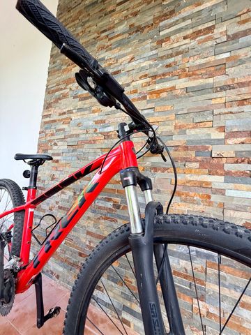 Used Trek Marlin 6 2021 2021 Mountainbike, Red, 29 — image 2 of 11