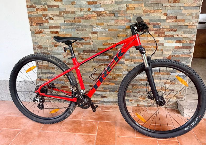 Used Trek Marlin 6 2021 2021 Mountainbike, Red, 29 — image 1 of 11