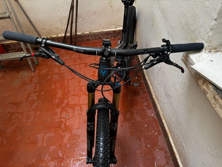Mondraker F-PODIUM CARBON R 2022 2022 Mountainbike de segunda mano, Azul — imagen 4 de 7