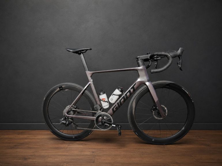 Gebrauchtes Giant Propel Advanced 1 2024 2024 Road & Gravel, Schwarz — Bild 1 von 3