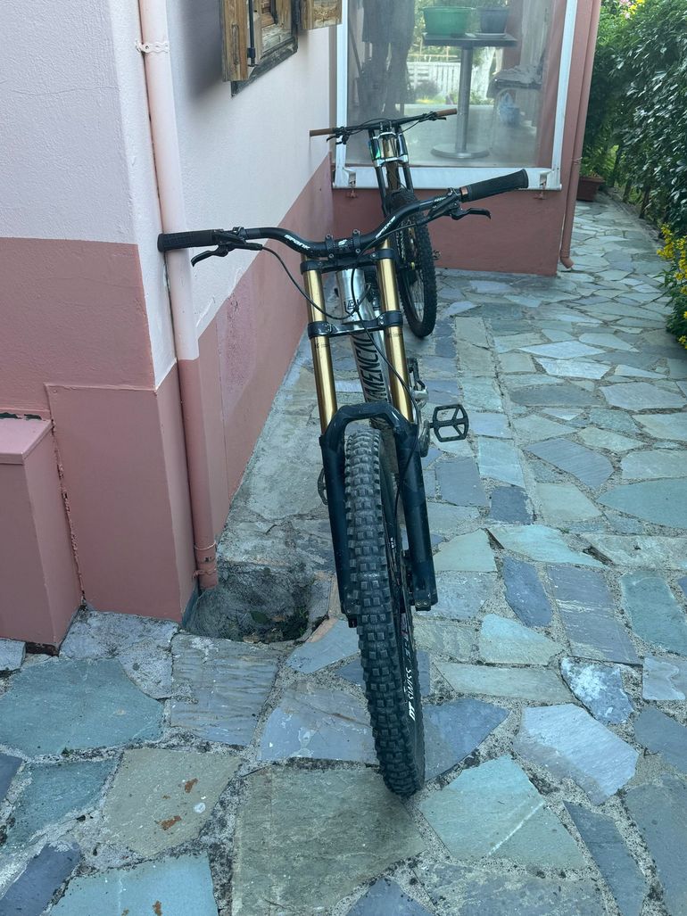 Used Commencal SUPREME DH 27 RACE 2019 2019 Mountainbike, Light Gray — image 6 of 8