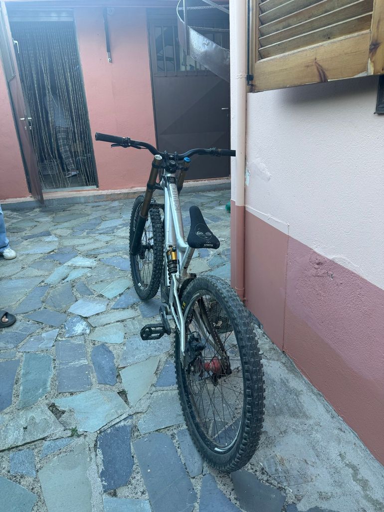 Used Commencal SUPREME DH 27 RACE 2019 2019 Mountainbike, Light Gray — image 4 of 8