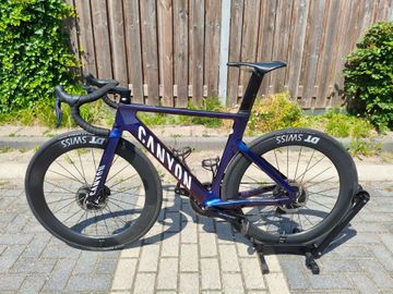 Canyon Aeroad CFR Disc Di2 2022 2022 Road & Gravel usato, Viola — immagine 10 di 17