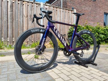 Canyon Aeroad CFR Disc Di2 2022 2022 Road & Gravel usato, Viola — immagine 12 di 17