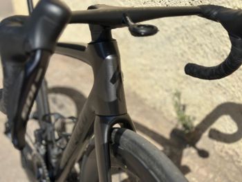Specialized Tarmac Shimano 105 Di2 2025 Road & Gravel de segunda mano, Gris claro — imagen 10 de 12