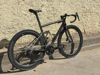 Specialized Tarmac Shimano 105 Di2 2025 Road & Gravel de segunda mano, Gris claro — imagen 3 de 12