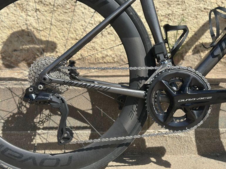 Specialized Tarmac Shimano 105 Di2 2025 Road & Gravel de segunda mano, Gris claro — imagen 2 de 12